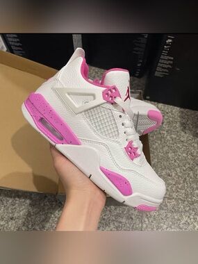 Air Jordan 4 Retro Pink Oreo.